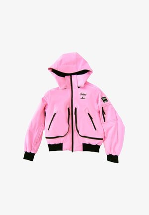 Vaaleanpunainen vedenpitävä takki, jossa on huppu, mustat yksityiskohdat, useita vetoketjullisia taskuja ja resorit hihoissa. Rinnassa ja hihassa on logo.