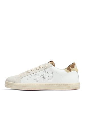 Baskets blanches basses avec motif "P" perforé, bout en suède beige, lacets et languette de talon à motif camouflage sur fond blanc.
