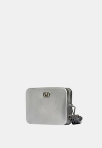 Borsa sintetica argentata con forma rettangolare, finitura testurizzata, accessori argentati e tracolla removibile con lettering nero.