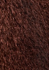 Tessuto testurizzato di un profondo marrone con fili lucenti. Superficie morbida e soffice, che mostra una tonalità ricca e calda con un motivo irregolare e ondulato.