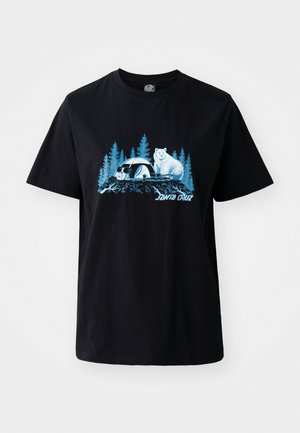 Fekete pamut póló, kék grafikával, amelyen egy medve és egy panda látható fák háttérben. Rövid ujjú és kerek nyakú.