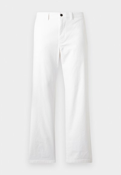 Pantalon blanc à jambes droites avec bouton frontal et passants de ceinture, présenté sur un fond clair uni.