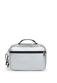 Hopeasävyinen suorakulmainen toilettipussukka mustalla vetoketjulla ja kahvalla, valkoista taustaa vasten.