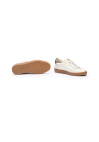 Weiße Leder-Sneaker mit strukturierten Oberflächen, runder Zehenpartie und Gummisohle. Mit braunen Akzenten an der Ferse und Branding auf der Laufsohle.