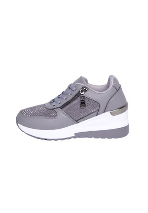 Sneaker grigio con tomaia testurizzata, accentuazioni perforate, chiusura con lacci e zip laterale. Presenta una suola intermedia bianca e suola esterna grigia.