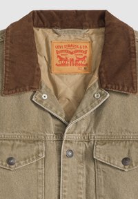 Μπεζ μπουφάν Levi Strauss με καφέ γιακά από κορντούρα, μεταλλικά κουμπιά με σούστες και δερμάτινη ετικέτα Levi's μέσα στον γιακά, μέγεθος μεσαίο.