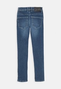 Dunkelblaue Jeans aus Denim mit slim Fit, ausgestattet mit zwei geneigten Gesäßtaschen und einem dunklen Tailleneinsatz. Glatte Textur mit leichtem Used-Look.