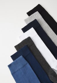 Pier One 7 PACK - Socken - white/black/light grey/dark grey/navy