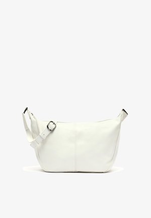 Valge nahkne õlavöö kott ümarate servadega, reguleeritava rihmaga, hõbedaste pandlitega ja siledast tekstuurist. Minimalistlik disain.