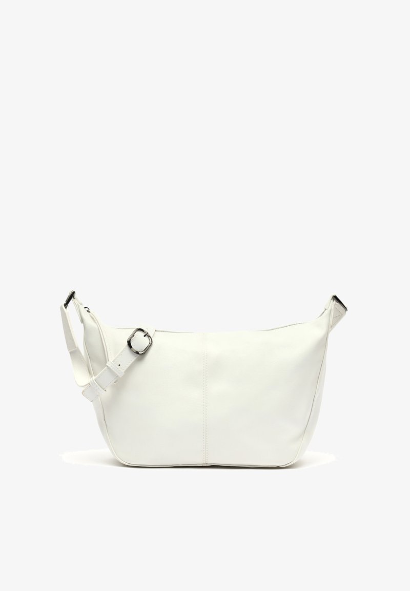Borsa a spalla bianca in pelle con forma arrotondata, tracolla regolabile, hardware in metallo argentato e una texture liscia. Design minimalista.