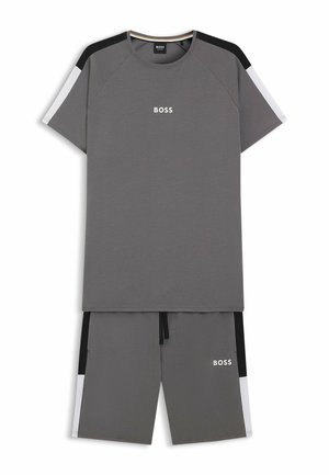 T-shirt gris à manches courtes avec un col rond. Associé à un short gris avec des accents latéraux noirs et blancs et une taille élastique.