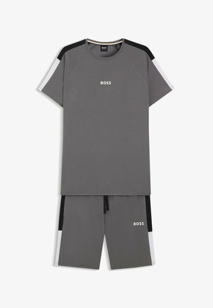 Grå T-shirt med korte ærmer og rund halsudskæring. Kombineret med grå shorts med sorte og hvide sideaccenter samt elastisk talje.