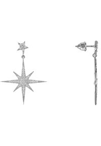 Pendientes en forma de estrella de plata con un diseño texturizado, que cuentan con un pequeño arete de estrella y una caída de estrella más grande y brillante.