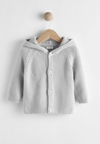 Cardigan per neonati di colore grigio chiaro, lavorato a maglia e con cappuccio, caratterizzato da un motivo testurizzato, cinque bottoni sul davanti e polsini a costine.