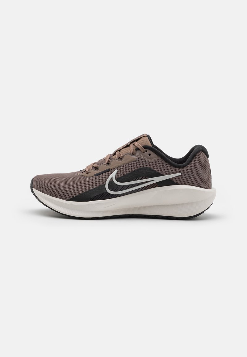 Braune Mesh-Sport-Schuhe mit schwarzen Akzenten, weißer Zwischensohle und grauem Swoosh-Logo. Verfügt über eine abgerundete Zehenpartie und eine gepolsterte Sohle für Komfort.