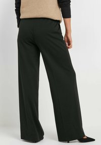 Brede broek in donkergroene stof, met een soepele textuur, elastische tailleband en een vloeiende silhoët met een nette afwerking.