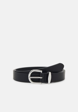 Ceinture en cuir noir avec une boucle en métal argenté, présentant une texture lisse et des détails cousus, conçue pour un port horizontal.