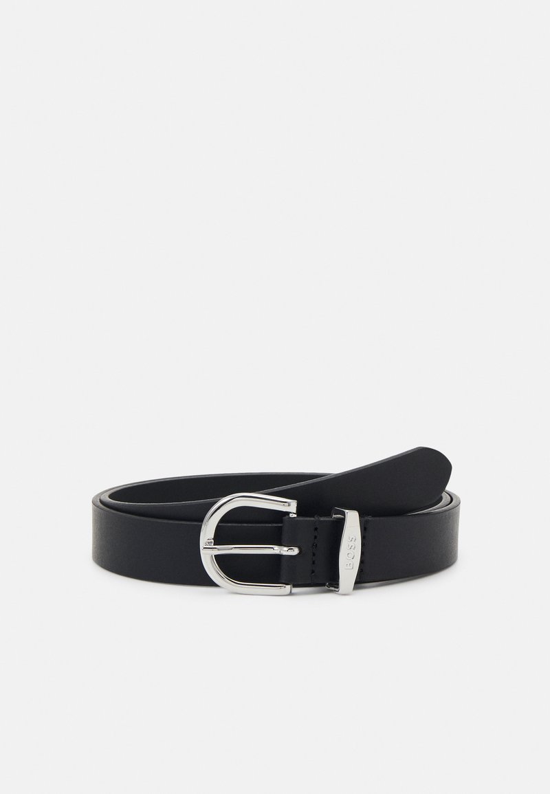 Cinturón de cuero negro con hebilla de metal en tono plateado, que presenta una textura suave y detalles de costura, diseñado para llevar horizontalmente.
