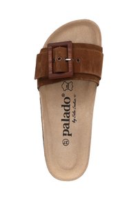 Sandal in suede marrone con una fascia larga e una fibbia rettangolare in legno. Suola sagomata con un fondo beige testurizzato. Logo stampato all'interno.