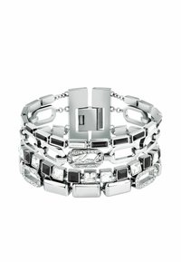 Bracciale a tre strati in metallo tono argento, con collegamenti rettangolari alternati, gemme nere e bianche, e una chiusura a gancio con dettaglio del logo.