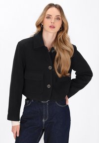 Schwarze, kurz geschnittene Jacke aus Wollmix mit einem Kragen, Frontknöpfen und zwei großen vorderen Taschen.