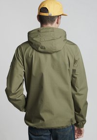 Olijfgroene hoodie met een zachte textuur, voorzien van elastische manchetten en een trekkoord onderaan. De achterkant toont de capuchon en minimale stikseldetails.
