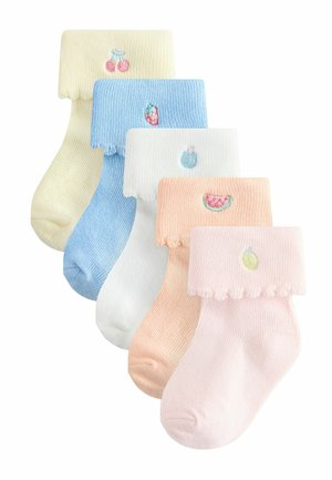 Fünf pastellfarbene Babysocken mit gezacktem Bündchen, jeweils bestickt mit einer anderen Frucht: Kirschen, Erdbeere, Heidelbeere, Wassermelone und Zitrone.