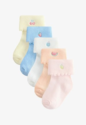 Pięć pastelowych skarpetek dziecięcych z falistymi mankietami, każda wyszywana innym owocem: wiśnie, truskawka, jagoda, arbuz i cytryna.