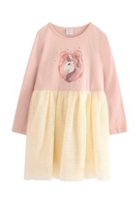 Rosa Langarmkleid mit einem Einhorn-Motiv und Schleifendetail, mit einem gelben Rock aus gepunktetem Tüllstoff.