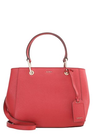 Czerwona skórzana torba DKNY z podwójnymi górnymi uchwytami, odpinanym paskiem na ramię i dopasowaną, markową metką na bagaż.