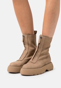 Kennel + Schmenger DASH - Botas de tornozelo com plataforma - camel