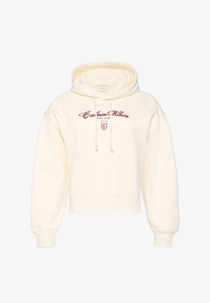 Roomkleurige cropped hoodie gemaakt van zacht materiaal, met een capuchon met trekkoord en een rood geborduurd logo met "Calvin Klein" en "New York".