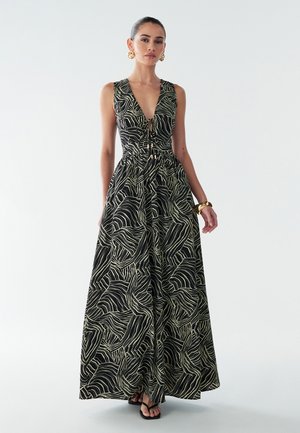 Maxi haljina u crnoj boji s kontrastnim kremastim apstraktnim valovitim uzorkom. Ima dubok V-izrez, usku haljinu i strukiranu liniju.