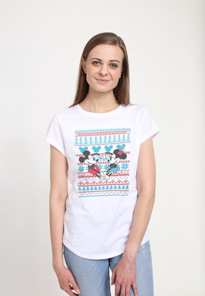 Hvid bomulds t-shirt med farverigt grafisk design af Mickey og Minnie Mouse, med geometriske mønstre og accenter i rød og blå.