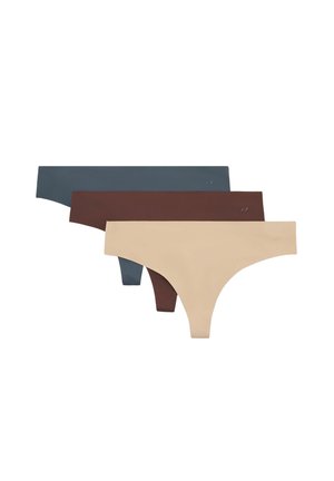 Trzy bezszwowe stringi w kolorach beżowym, brązowym i ciemnoszarym, ułożone w stos i wyśrodkowane na białym tle.