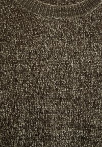 Maglione marrone peloso con colletto a costine e motivo di lavorazione testurizzato, caratterizzato da una superficie morbida e soffice e uno spessore medio.