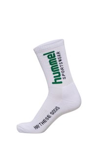 Białe bawełniane skarpetki sportowe o prążkowanej strukturze, z zielonym logo "hummel" i napisem "MAY THESE GOES" z boku.