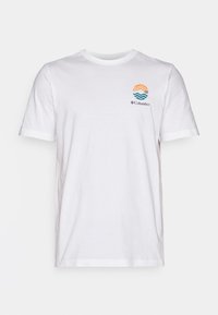KETTLE RIVER™ OUTDOOR TEE - Potiskana majica - white