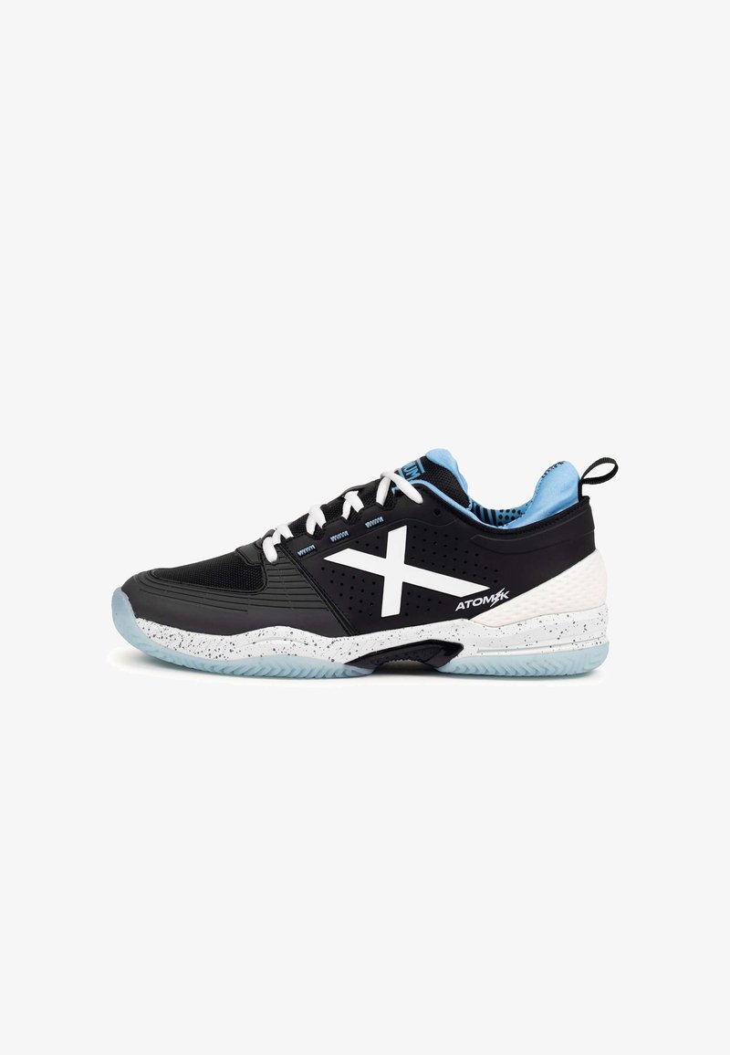 Chaussure de sport noire avec un logo X blanc, des accents bleus et une semelle blanche mouchetée. Comprend un matériau en mesh et une zone d'orteils texturée.