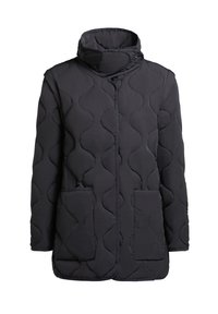 Veste matelassée noire avec un col haut, présentant des motifs de couture ondulés et deux poches avant. Texture douce et silhouette décontractée.
