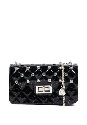 Bolso negro brillante acolchado con tachuelas plateadas, cierre rectangular giratorio y una correa de cadena plateada con un charm en forma de corazón.