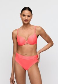 Korallin värinen bikini, jossa on uurrettu pintakuvio, säädettävillä hihnoilla varustettu tukikaarellinen rintaliivit ja korkeavyötäröiset alaosat, joissa on koristeelliset metalliyksityiskohdat.