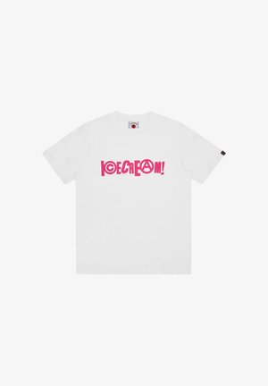 T-shirt blanc à manches courtes avec un texte graphique rose vif « ICECREAM! » comportant des lettres stylisées et ludiques sur la poitrine.