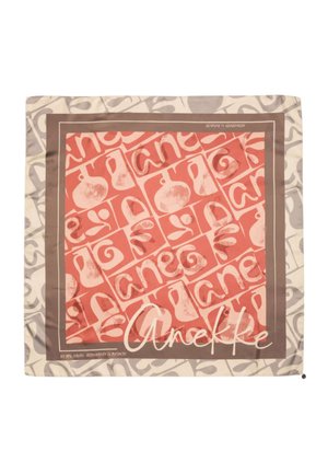Foulard quadrato con bordi beige e marroni, con un motivo rosso di frutti stilizzati e la parola "Anekke" ripetuta in scrittura bianca.