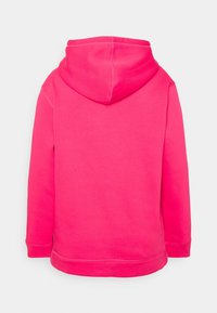 Różowa bluza z kapturem, o miękkiej fakturze, z prążkowanymi mankietami i prostym dołem. Tył jest gładki, bez dodatkowych ozdób.