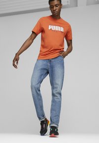 Puma GRAPHICS WORDING T - T-shirt con stampa - chili powder