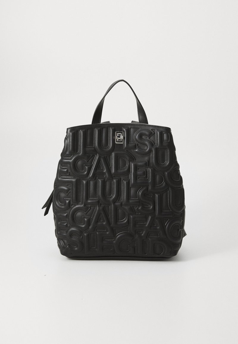 Sac à main en cuir noir avec lettrage en relief, forme structurée, double anses supérieures et un détail en métal argenté. Surface texturée.