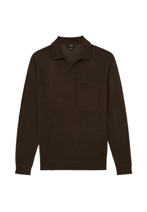 Sötétbarna, hosszú ujjú galléros póló zsebfedeles mellzsebbel, kötött anyagból, fehér háttéren bemutatva.