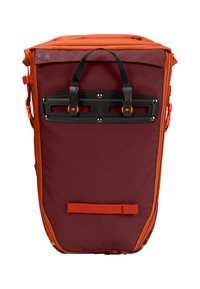 Mochila roja y naranja con un diseño estructurado, material texturizado, asa prominente y correas ajustables. Presenta un acento de hardware negro.