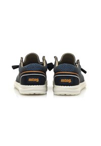 Zapatillas de malla en color navy con acentos beige y suelas de goma blanca, con un logo en naranja. La parte trasera presenta un diseño redondeado con tiradores.